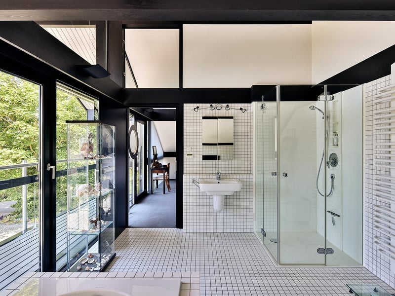 The main bedroom's en suite.