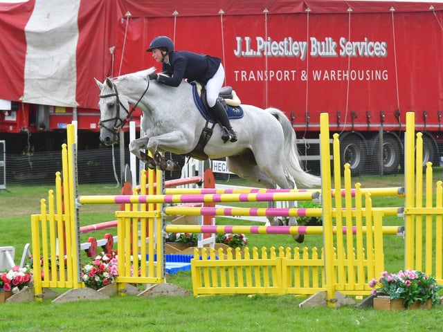 Show Jumping Senior Foxhunter First Round, 1.20m Open on the Sunday.