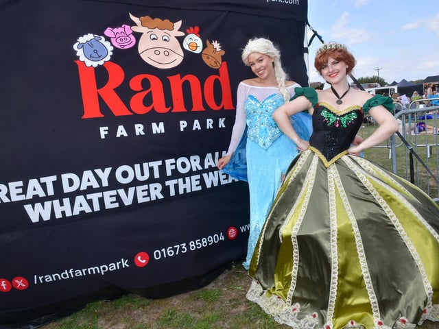 A right royal welcome to the Rand Festival from a couple of princesses.