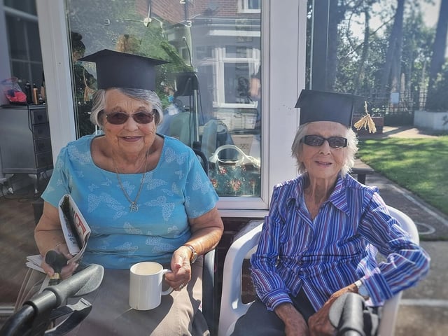Break time with Pat Blundell and Barbara Tonglet.