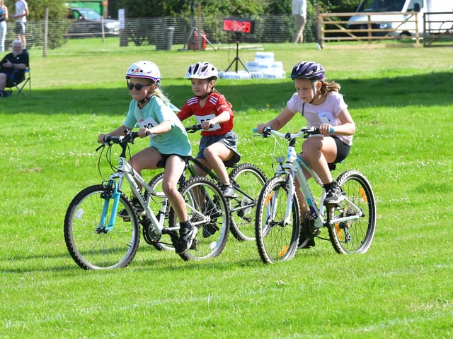 School girls 80m cycle race