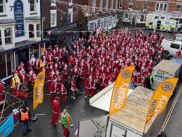 A total of 400 runners, all dressed in red Santa outfits, gather at the start line for the first Santa Run For Life event in Louth.