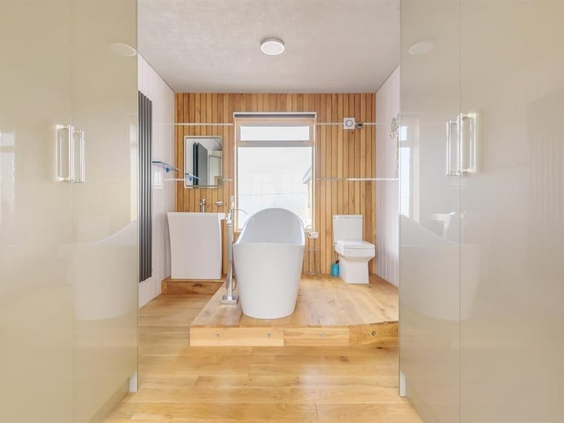 The principal bedroom en suite.