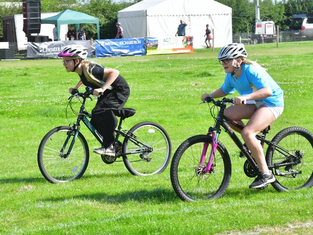 School girls 80m cycle race