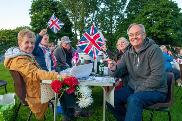 Grainsthorpe crowds enjoying the Platinum Jubilee atmosphere.