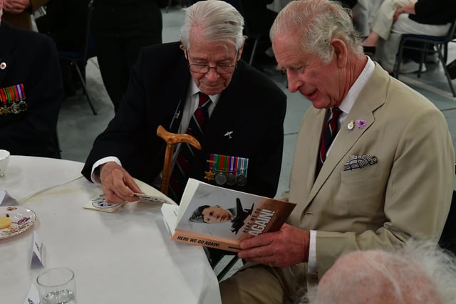 HIs Majesty the King enjoys tea and cake with veterans.