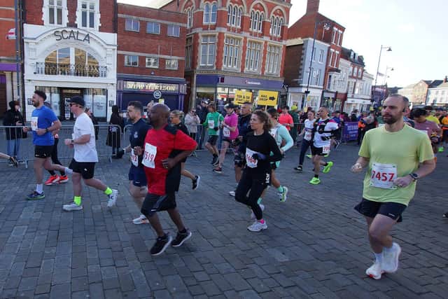Runners pass through the town. Photo by Bartosz Fedkowicz