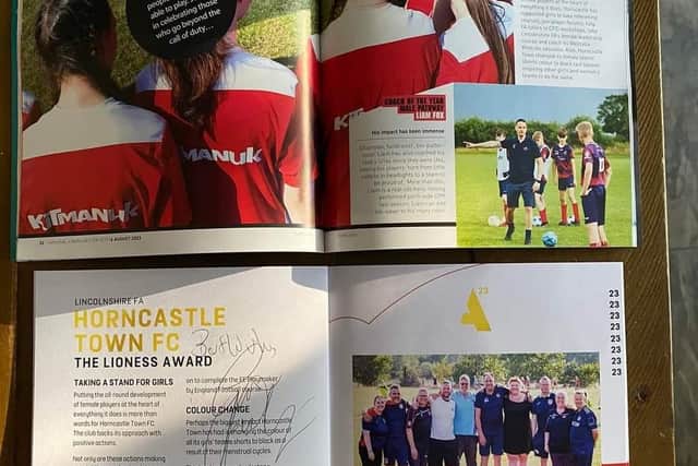 The girls had their citations in the programme signed by the famous footballers.