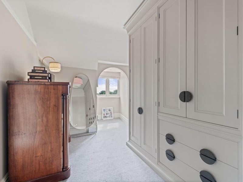 The principal bedroom's dressing room.