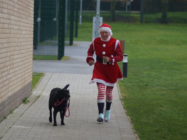 Many Curtis runs in for the final time with the help of dog Izzy