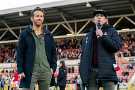 Ryan Reynolds and Rob McElhenney have been honoured by the Welsh Government, the Football Association of Wales and S4C for promoting the country and its language.