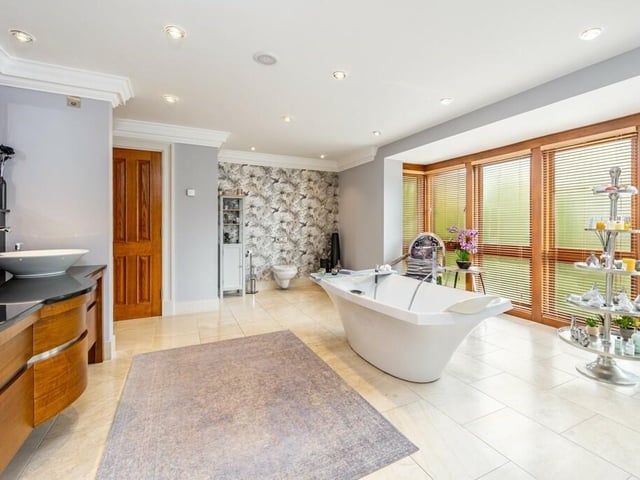 The en suite.