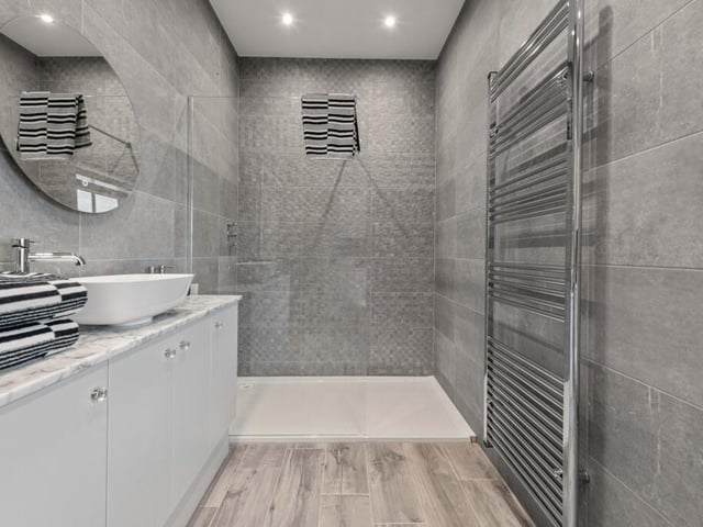 ... and its en suite.