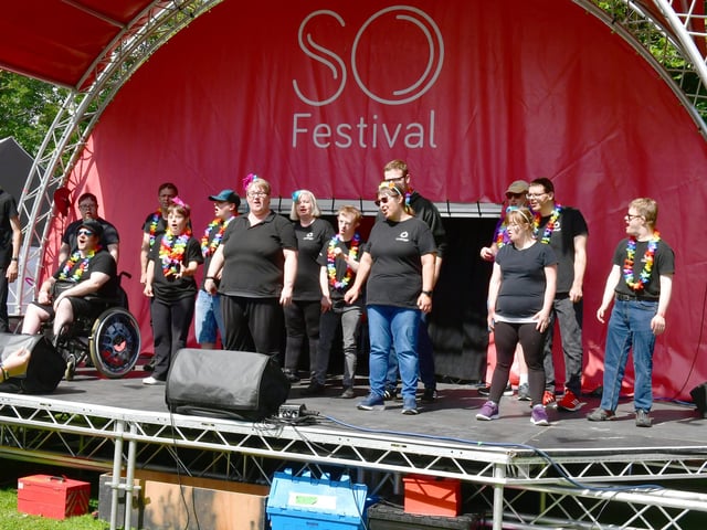 Linkage performing on stage