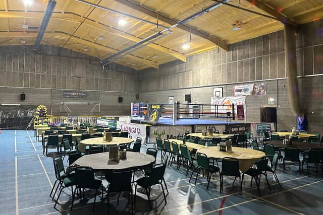 The calm before the storm, the arena awaited the boxers