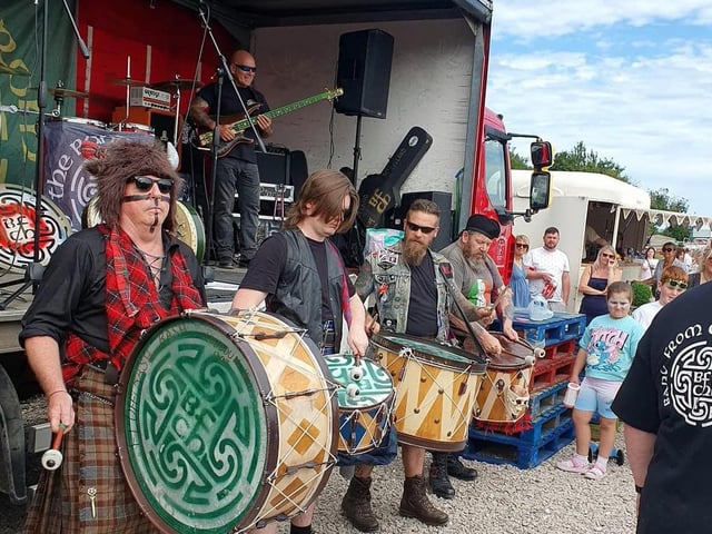 Live music to entertain the crowds.
