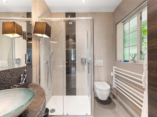 The en suite facilities.