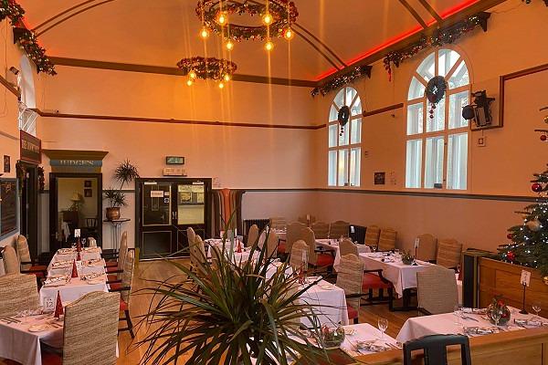 Betty's by the Sea tearooms at the Courthouse offers lunches and snacks and afternoon teas. It is also a venue for live events at weekends."
