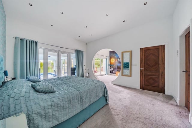 The principal bedroom (with access to the swimming pool).
