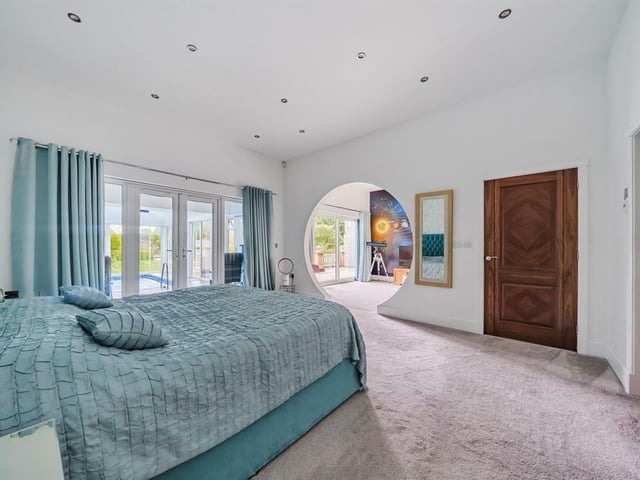 The principal bedroom (with access to the swimming pool).