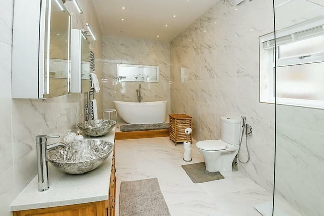 The en suite bathroom.