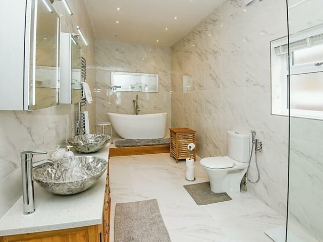 The en suite bathroom.
