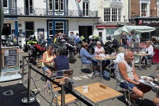 The hot weather saw people embrace the cafe culture created in Louth's Cornmarket