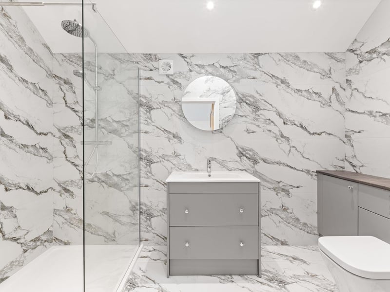 The en suite.