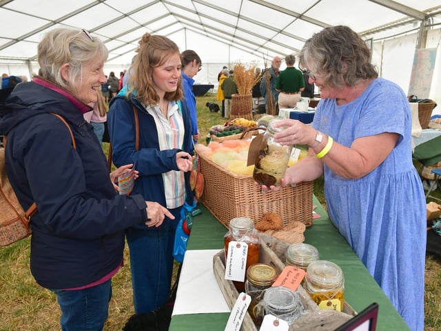 L-R Kate Ruddock and Sarah Ruddock of Boothy Graffoe, with Carole Elkington of Brothertoft Spinners