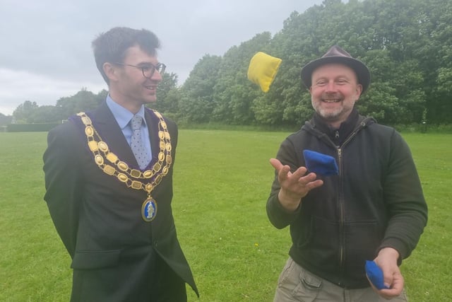 New Mayor of Spilsby Coun Tom Kemp (left) watches Picnic in the Park organiser Bruce Knight juggling.