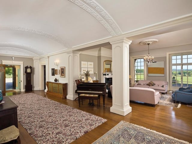 The entrance leading to the sitting area.