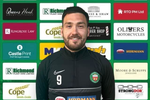 Tom Waumsley has re-joined Sleaford Town.