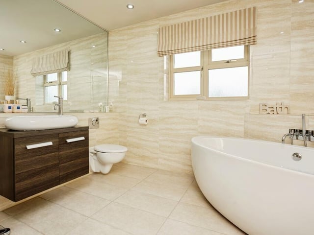 Another angle on the bathroom.