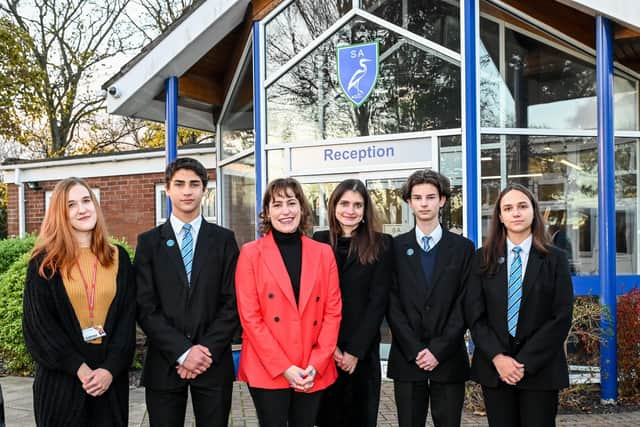 Minister Victoria Atkins (centre), next to Principal Frances Green, with Ukrainian refugees (left to right) Karyna Bedrekovska, Arsenii Kovalchuk, Denys Maslianyi and Anhelina Vey. Photo by Jon Corken