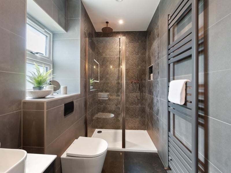 More of the en suite facilities.