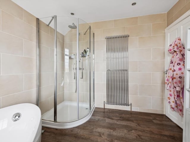 Another angle on the bathroom.