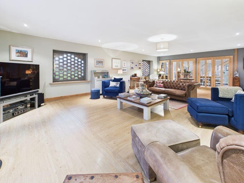 Another angle on the lounge.