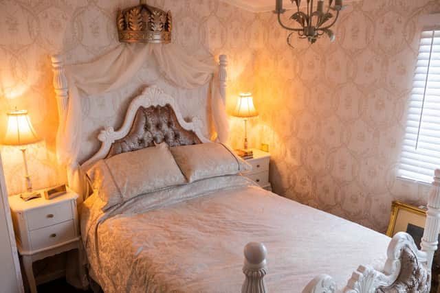 The bedroom with a coronet.