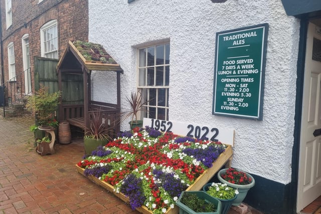 The Fleece Inn  in the Market Square in Burgh le Marsh is greeting customers with this magnificent floral display.
