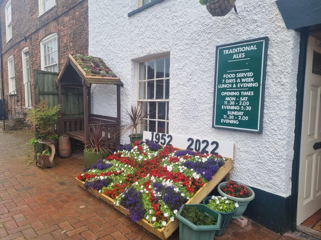 The Fleece Inn in the Market Square in Burgh le Marsh is greeting customers with this magnificent floral display.
