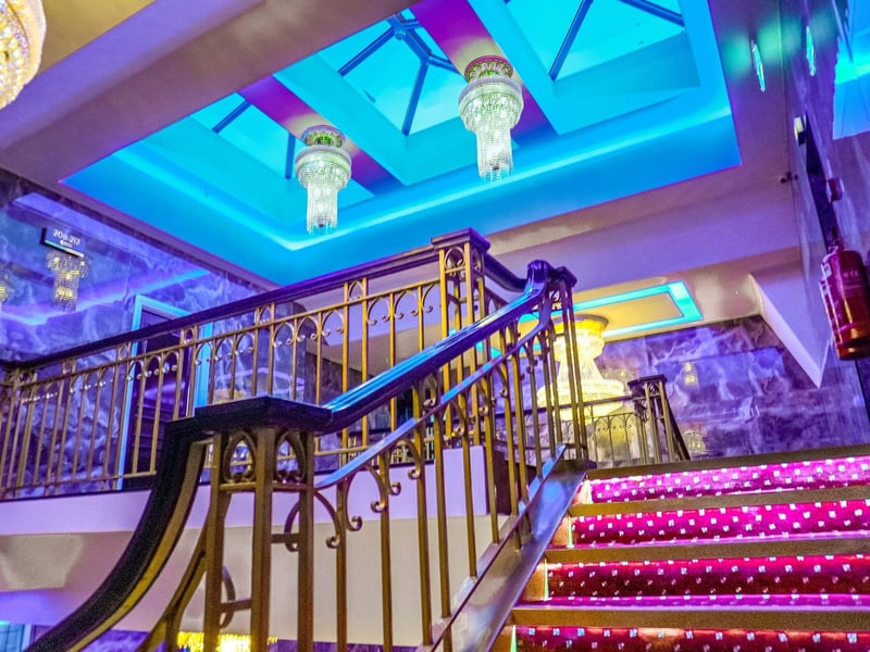 Stunning lighting mixes with the natural light from the room lanterns.