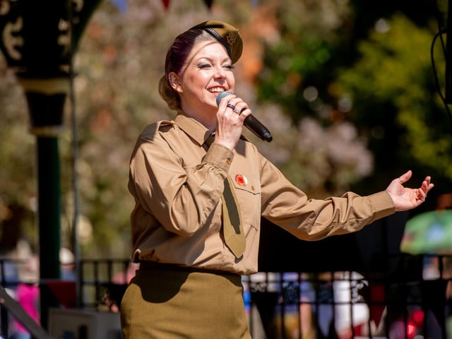 1940s entertainment at the Skegness VE/VJ 80 Picnic in the Park.