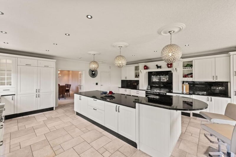 Another angle on the dining kitchen.