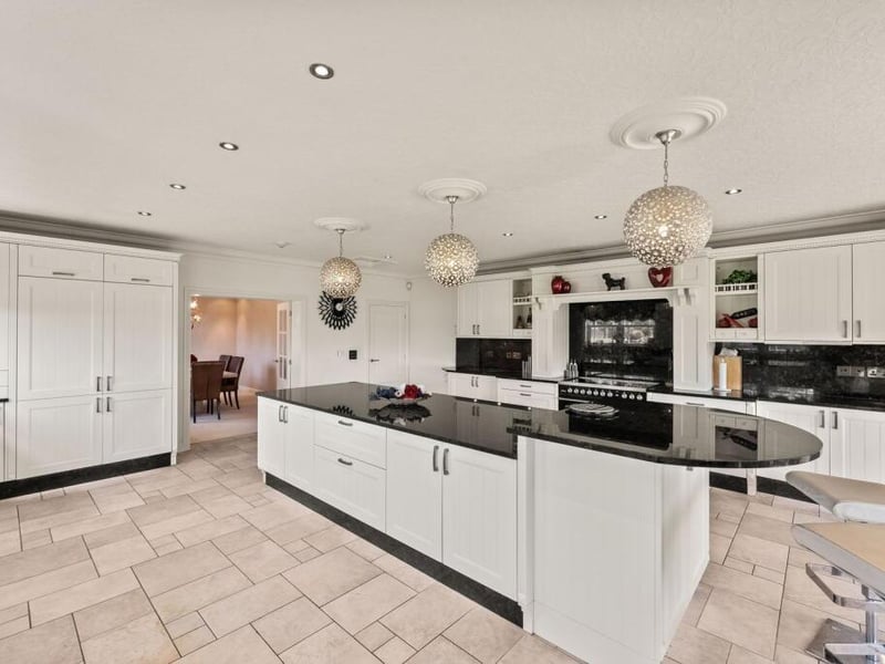 Another angle on the dining kitchen.