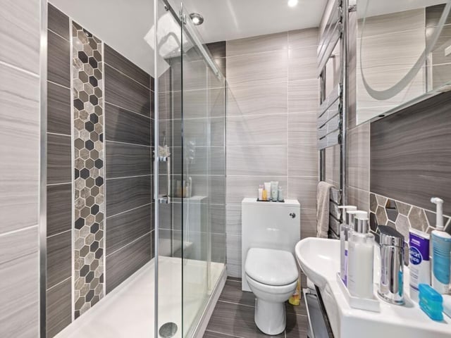 The principal bedroom's en suite.