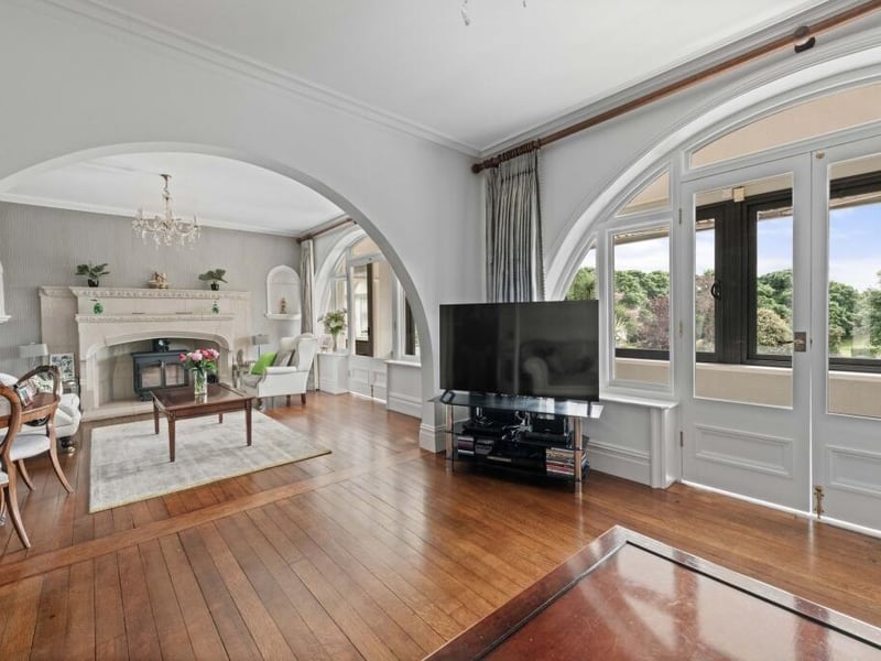 Another angle on the lounge.