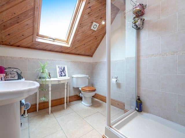 First-floor en suite facilities.