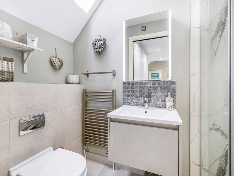 The second bedroom's en suite facilities.