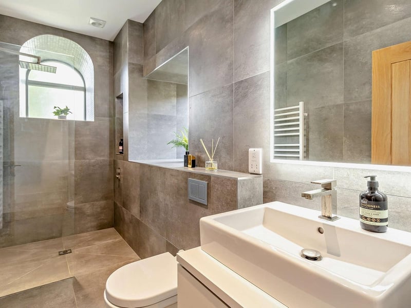 ... its en suite facilities.
