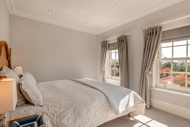 The principal bedroom and its ...